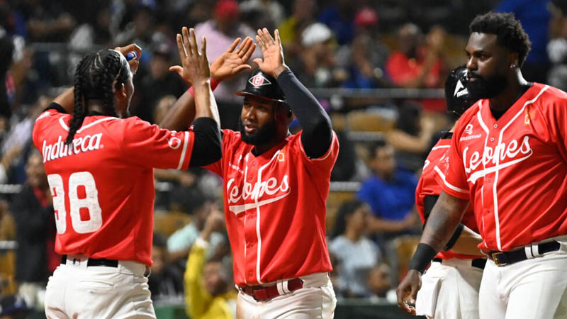 Escogido blanquea al Licey