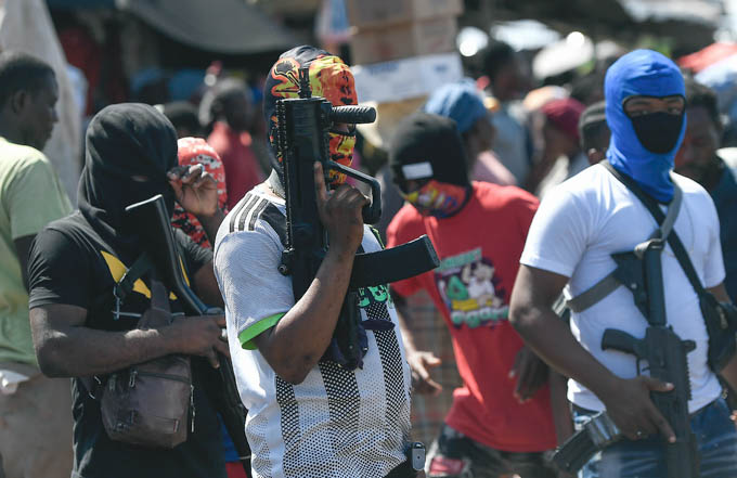 Pandilla mata a 12 personas e incendia varias viviendas en Haití