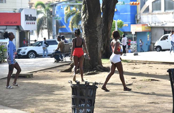 Trabajadoras sexuales haitianas se instalan en el parque Enriquillo