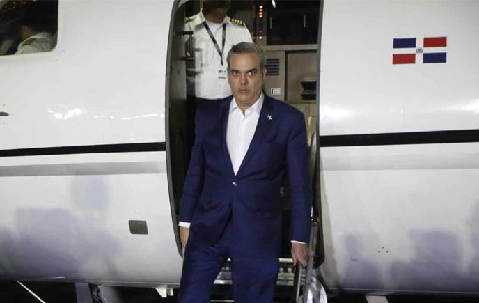 Avión del presidente Abinader presenta desperfecto mientras iba rumbo a Argentina
