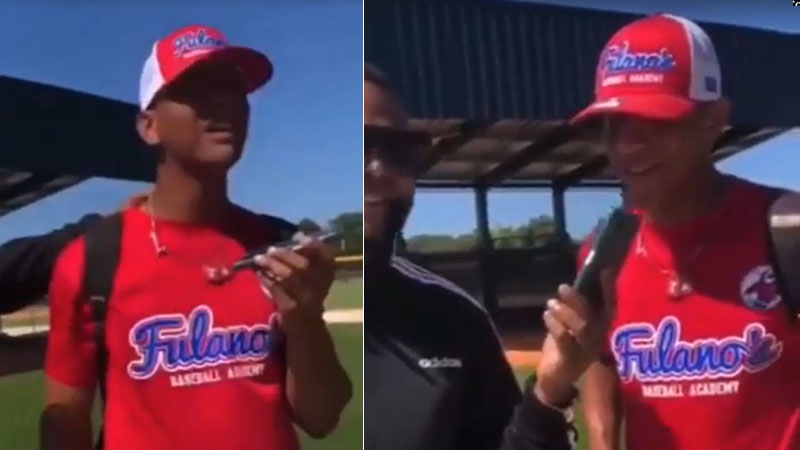 Un joven pelotero llora tras contarle a su padre que lo firmaron