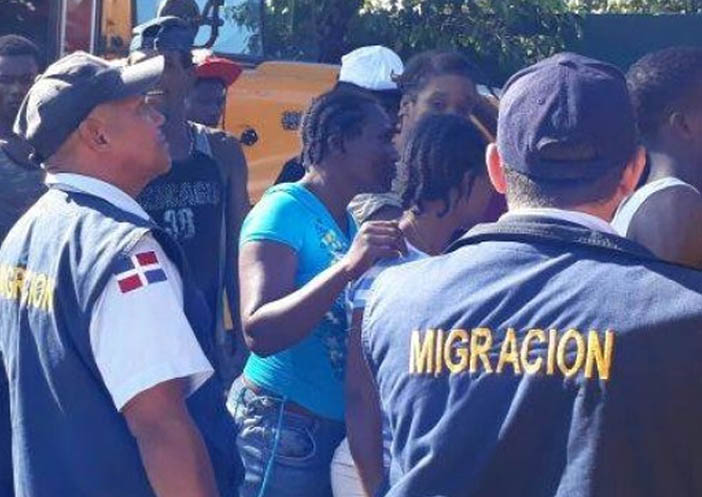 Senador retirará propuesta sobre protección a las mujeres ilegales