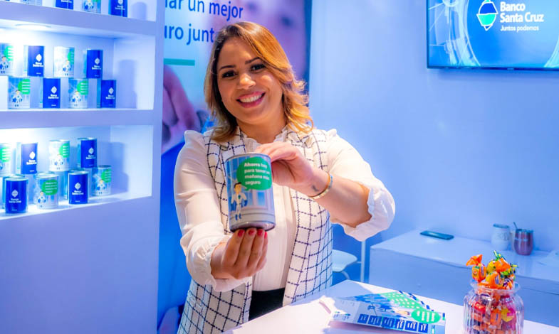 Banco Santa Cruz promueve el ahorro y la salud financiera en feria del Banco Central