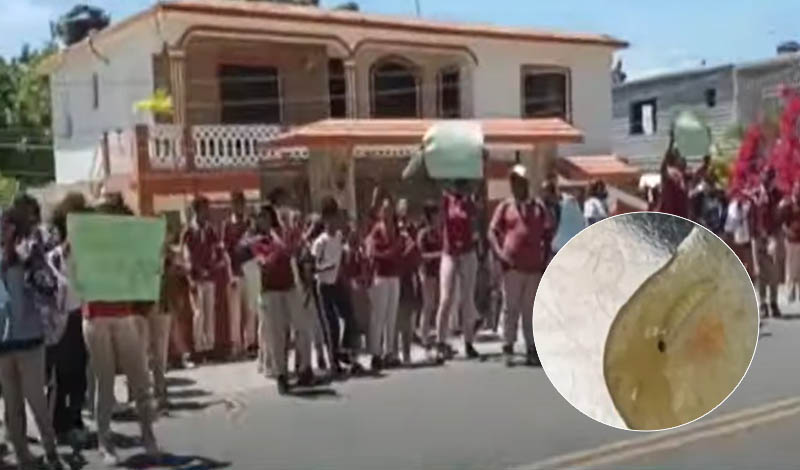 Estudiantes protestan porque la comida 'tiene gusanos' en Samaná