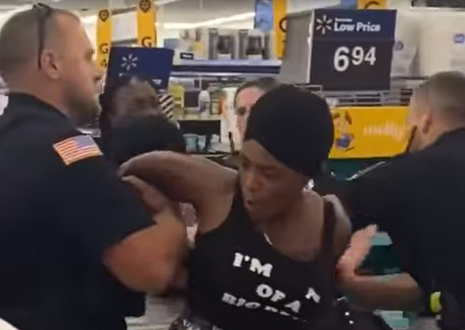 Apresan a una haitiana en Wallmart después de intentar morder a un oficial