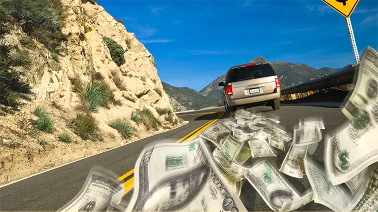 Conductor arroja 200 mil dólares en autopista como acto de bondad