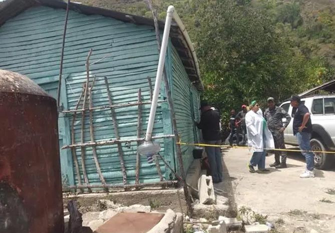Ultiman pareja de esposos y los encierran en su casa con candado en Neyba