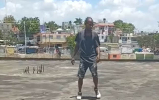 Hombre le quita la vida a su propia madre y trata de escapar de al policía