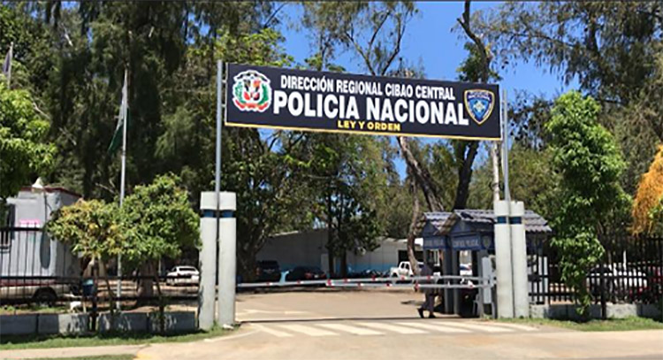 Apresan dos agentes y un civil cuando intentaban robar 500 galones de combustible en sede de la Policía en Santiago