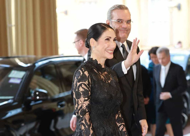 Abinader y Raquel Arbaje llegan a recepción de la coronación de Carlos III