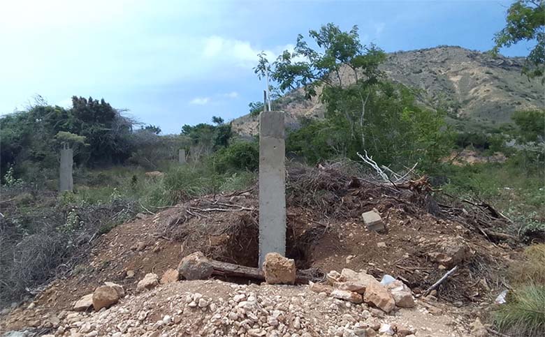 Denuncian ayuntamiento de Montecristi inicia construcciones ilegales con columnas en área protegidas de El Morro