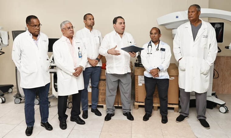 SNS entrega más de RD$ 42 millones en equipos al Hospital Salvador