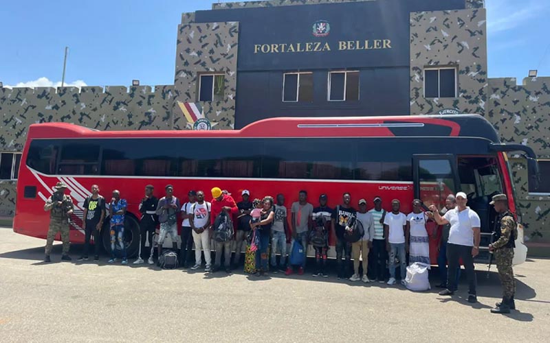 Detienen autobús con cubano y haitianos en situación migratoria irregular