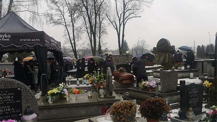Hombre finge su muerte y vuelve diciendo que es su hermano