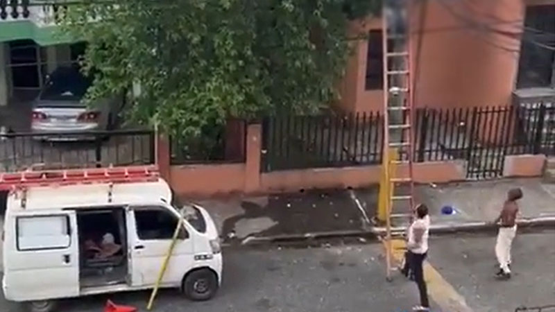 Circula video de hombre que quedó pegado en un transformador