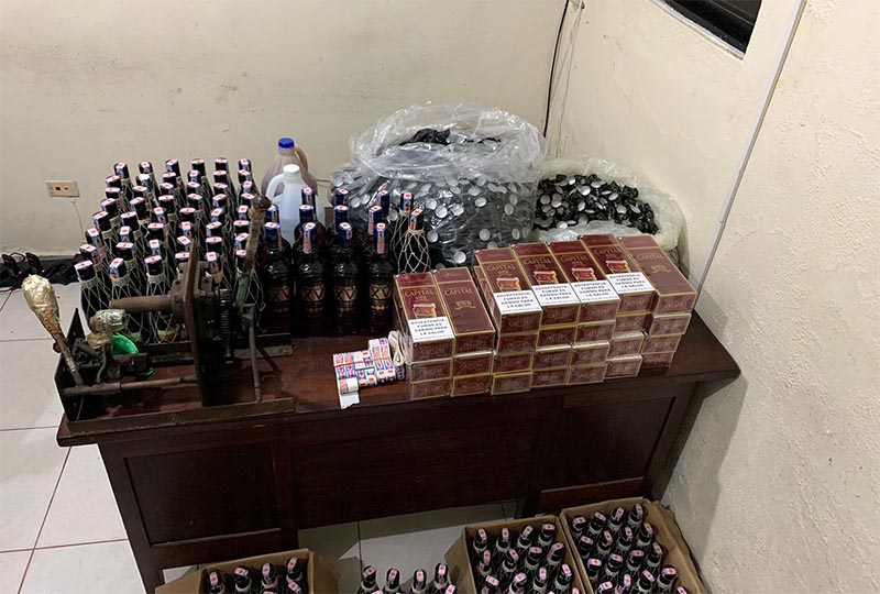 Policía incauta bebidas adulteradas y cigarrillos de procedencia ilegal en Moca