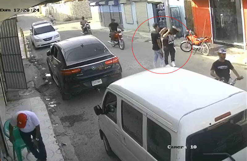 Cámara capta momento en que a punta de pistola le quitan una cadena a un joven