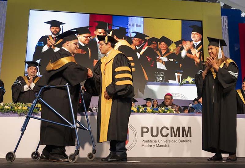 Joven con parálisis cerebral que se graduó con honores