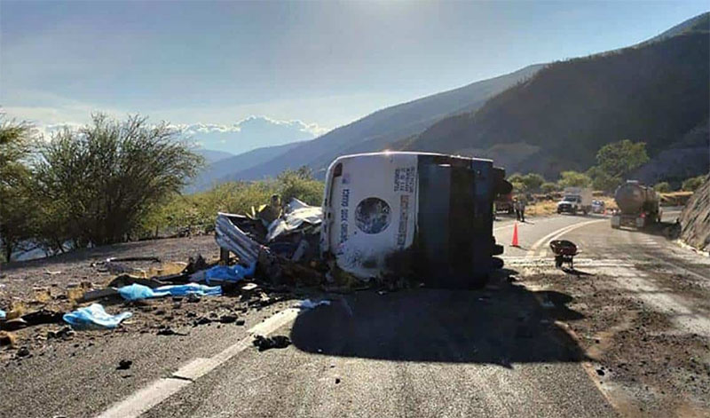 Mueren 18 migrantes de Venezuela y Haití en accidente de carretera en México
