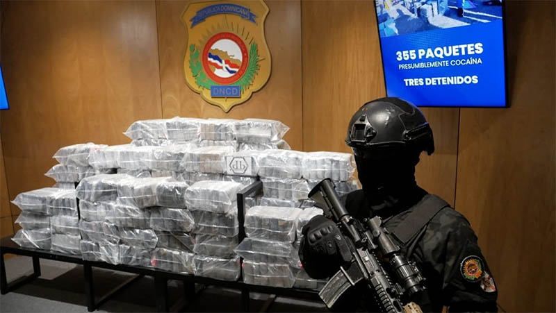 Interceptan lancha y capturan a 3 con supuesta cocaína en Peravia