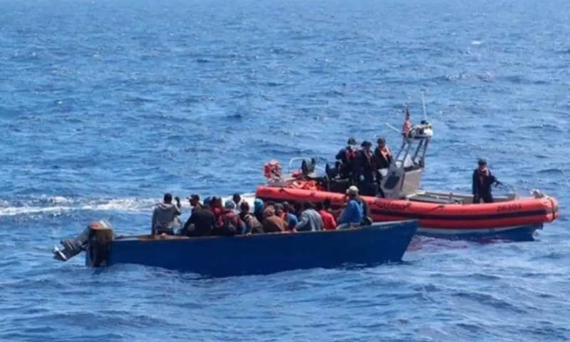Rescatan a 60 migrantes en peligro de naufragio en viaje hacia Puerto Rico desde la RD