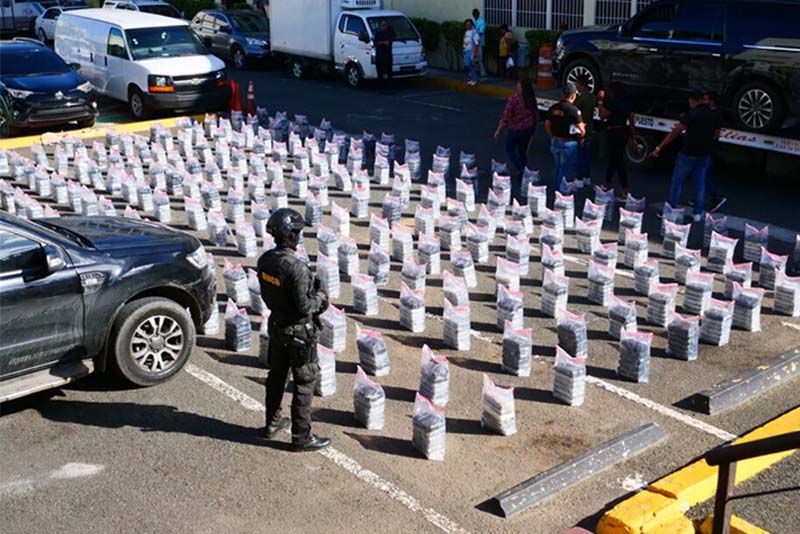 DNCD confisca más de 1.4 toneladas de presunta cocaína y arresta a cuatro dominicanos en Peravia