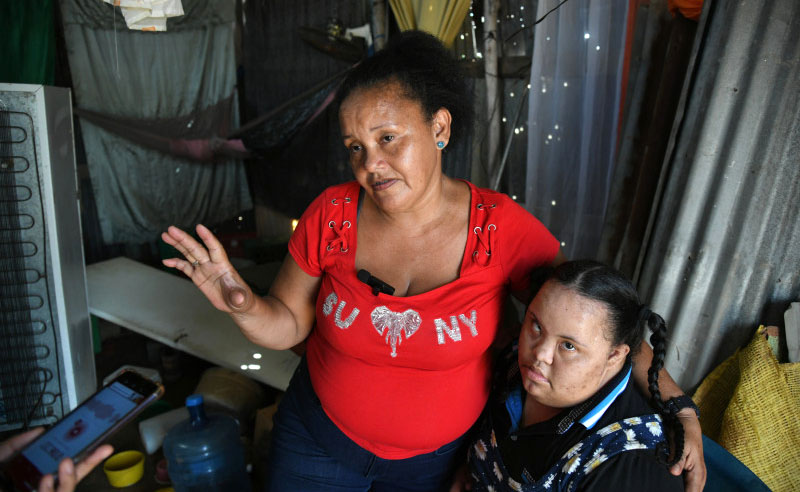 Madre y su hija se aferran