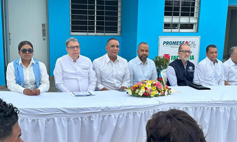 Senador Carlos Gómez valora trabajo de Víctor Bretón en entrega de Centro de Primer Nivel