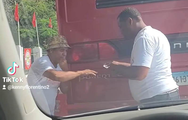 Video: Dos hombres consumen detrás de un autobús