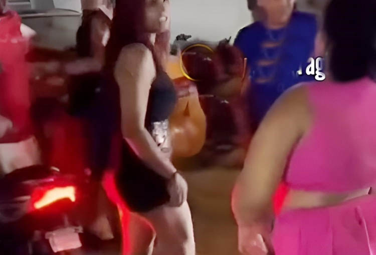 Dos mujeres se enfrentan frente a un Exotic Bar en Bella Vista