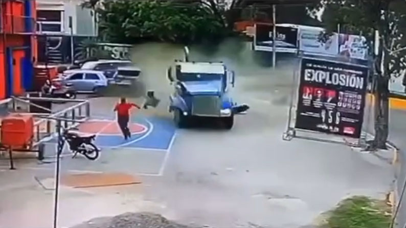 Patana impacta contra Obispado de Barahona y hombre se salva de milagro