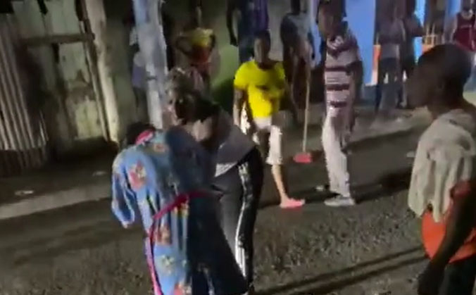 Mujer es atrapada robando en un negocio de comida en Brisas del Este SD