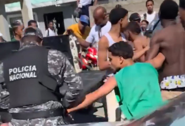 Policía apresa estudiantes durante disturbio en liceo de Los Alcarrizos.