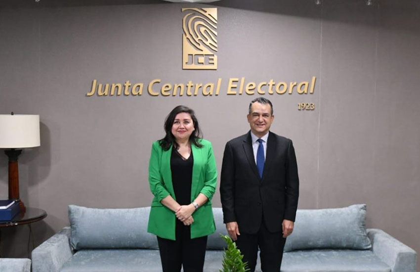 JCE recibe a la encargada de Negocios de la Embajada de los EE. UU. en RD