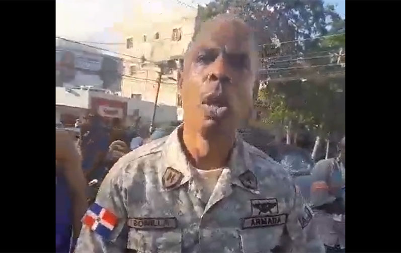 Teniente de la Armada enfrentó a la PN que querían llevarse la pasola su hijo