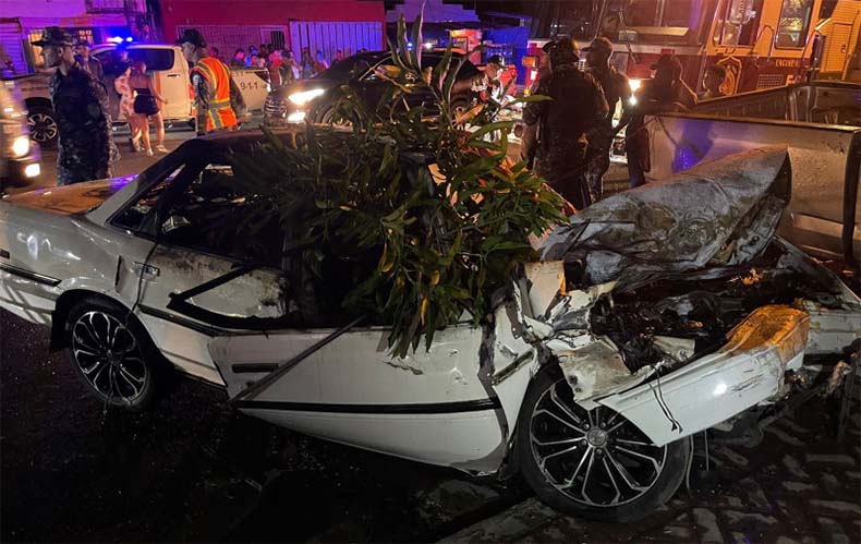 Mueren tres personas en accidente frente a estación de bomberos en Santiago
