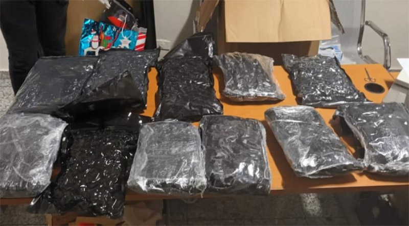 Decomisan once paquetes de marihuana escondidos en frisas de cama