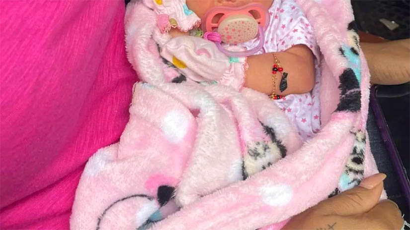 a una niña recién nacida que un familiar
