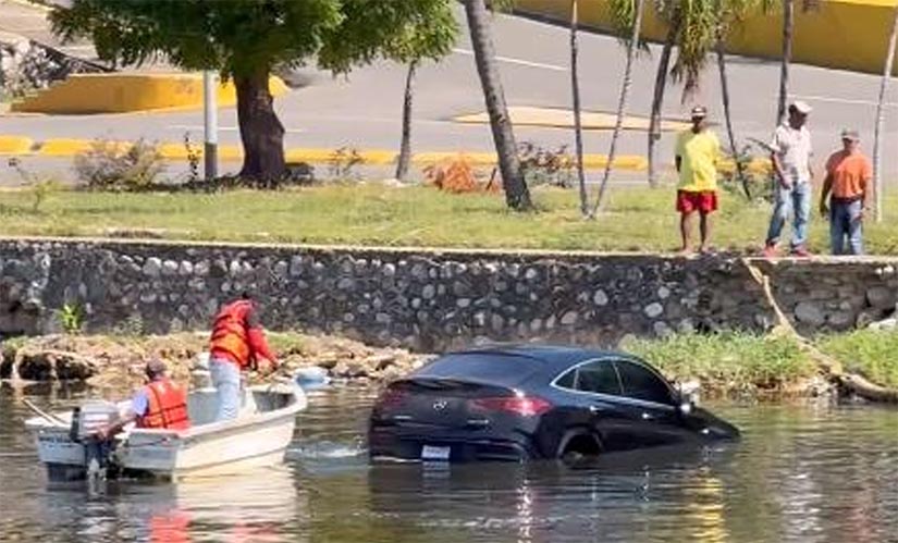 Vehículo cae en el Río Ozama; se desconoce estado del conductor