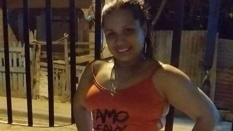 Mujer intenta contra dos familias incendiando vehículo mientras dormían