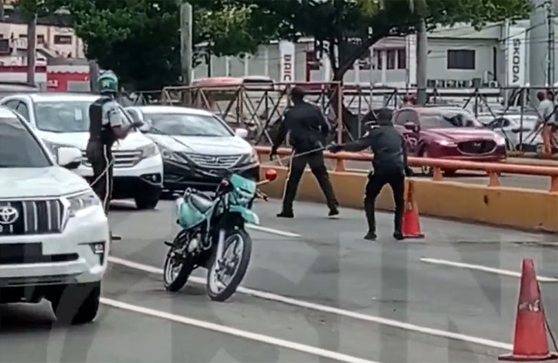 Agentes de la Digesett trataron de detener motorista en el elevado
