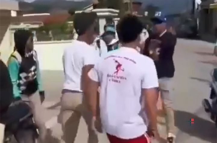 Grupo de estudiantes pelea en plena calle en La Vega