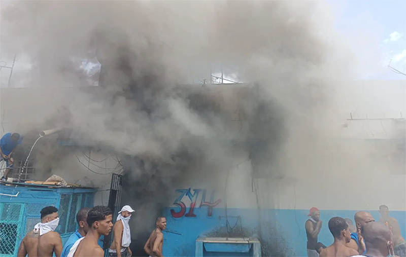 Tres reclusos muertos tras incendio en Penitenciaría La Victoria