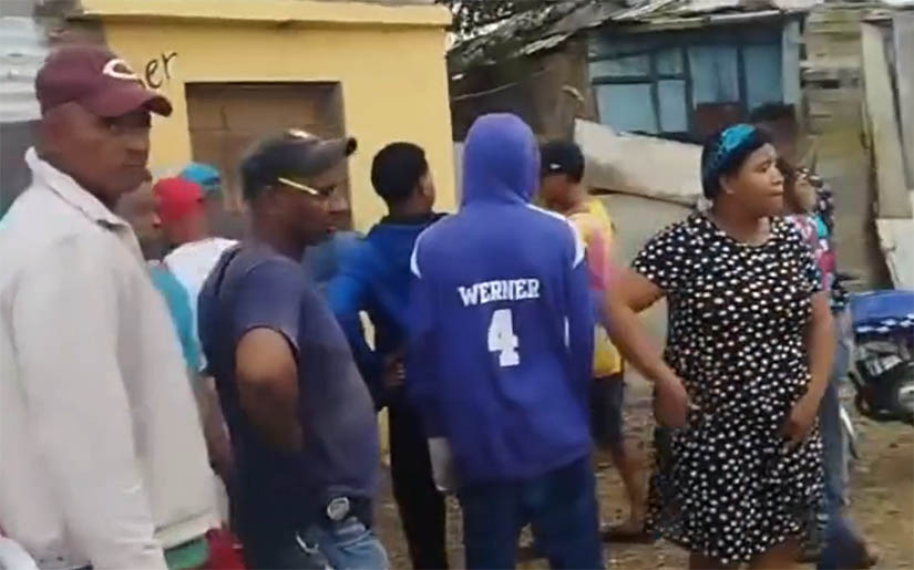 Dos compañeras de trabajo se enfrentan luego de una discusión