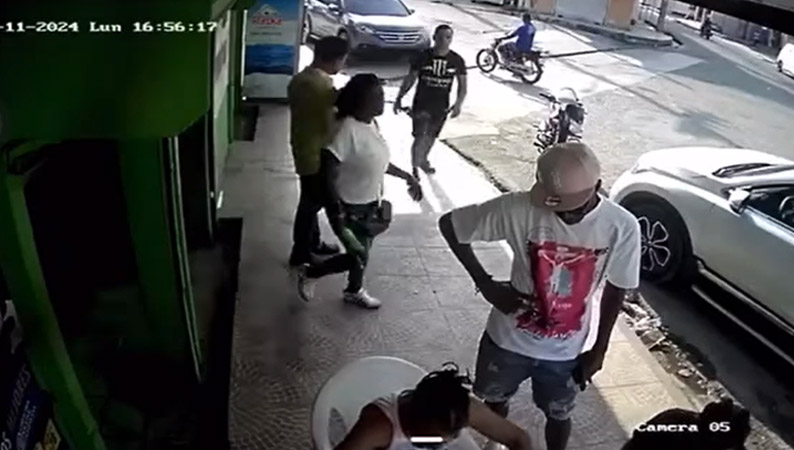 Mujer enfrenta al novio de su sobrina que la agredía