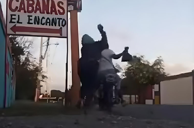 Mujer sorprende a su pareja en una cabaña con otra