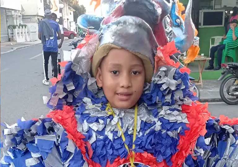Familiares piden oración por niño afectado en el carnaval de Salcedo