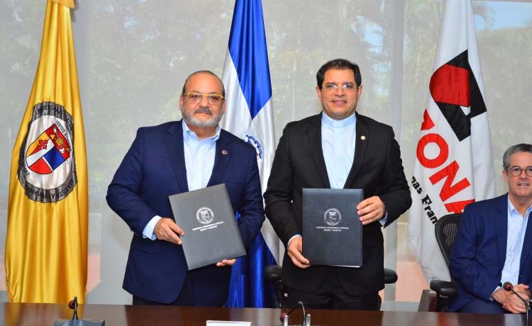 ADOZONA y PUCMM firman convenio de colaboración para impulsar la educación
