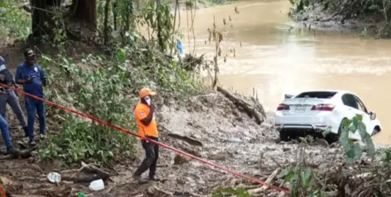 Dos personas mueren al caer carro de puente en La Altagracia