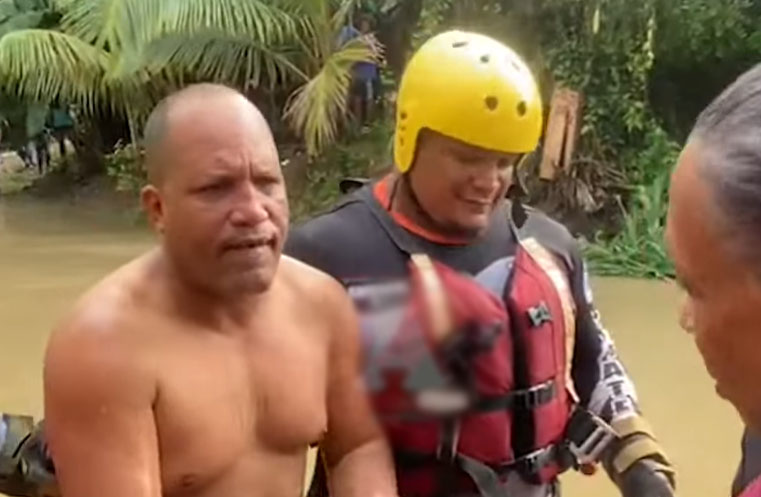Autoridades rescatan hombre borracho que se lanza al río Jaya